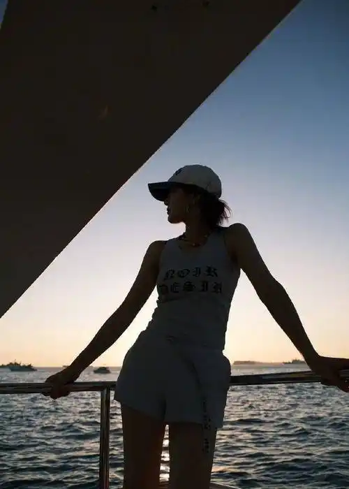 组图:孟佳分享海边库存美照穿短裤背心露大长腿惬意惹人羡_娱乐_照片