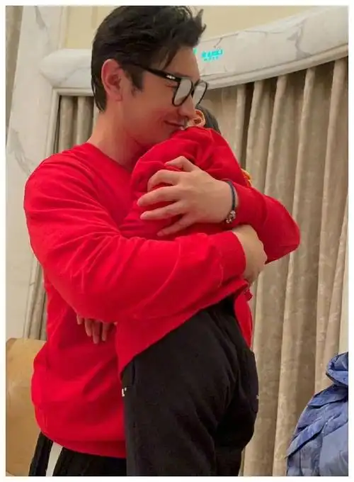 黄晓明带6岁儿子回家过元旦亲自挑选新衣服这个举动太暖心