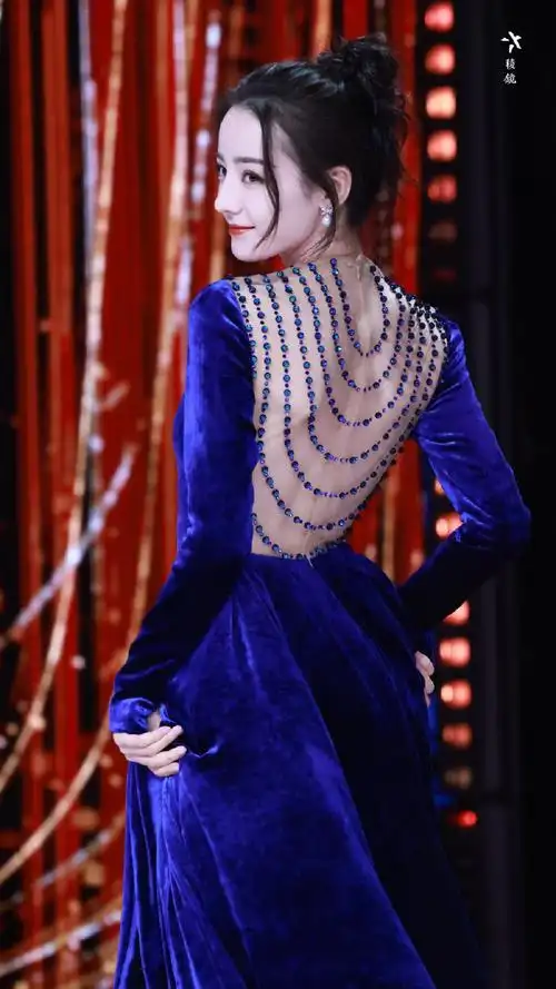 迪丽热巴蓝色丝绒长裙##迪丽热巴生图