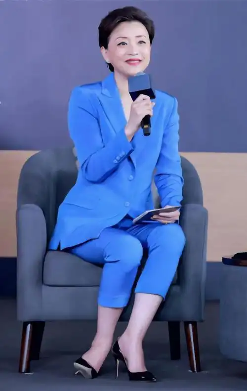 我从年轻时候就认识杨澜 ,那个时候她脸是黑色的,眯缝一双小眼睛一点