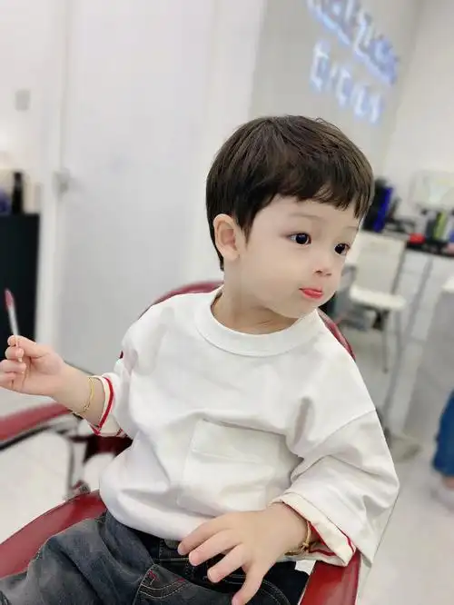 两岁男孩发型奶乎乎的宝宝
