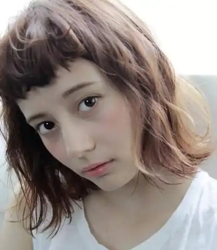 额头窄脸长的女生适合什么发型?唤起青春的女孩卷发图