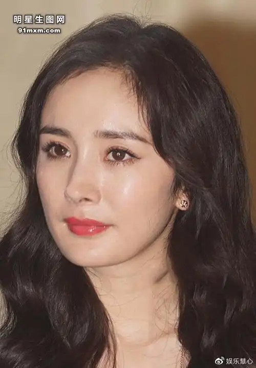 明星生图系列:杨幂脸部超清近拍特写,看完感叹真是岁月不饶人啊