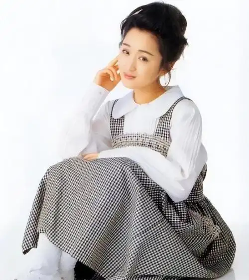 甜歌皇后杨钰莹:事业巅峰为何隐退?如今年过50为何至今单身?