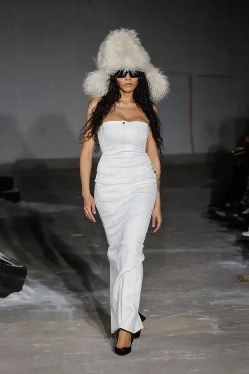 近日,备受关注的巴黎时装周再次引爆了全球时尚圈的关注.