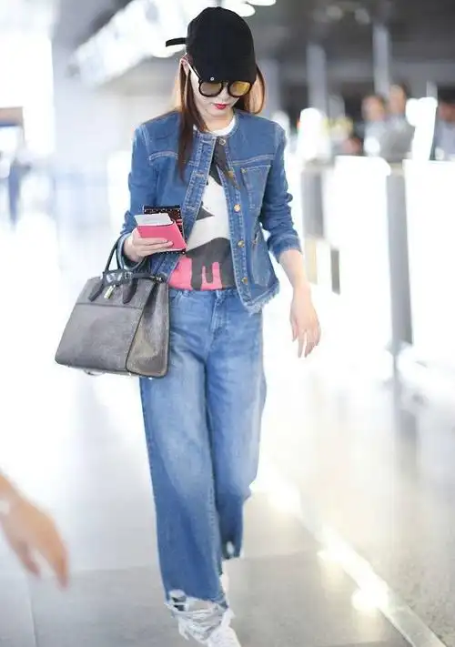 唐嫣全身牛仔装帅气美艳并存,被粉丝问及晋哥哥瞬间露害羞娇笑