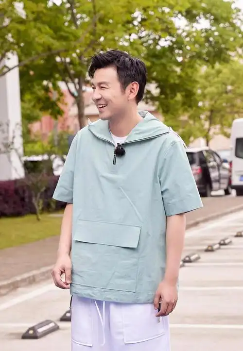 演员雷佳音,老婆是吵架吵来的,和岳母处得像姐弟