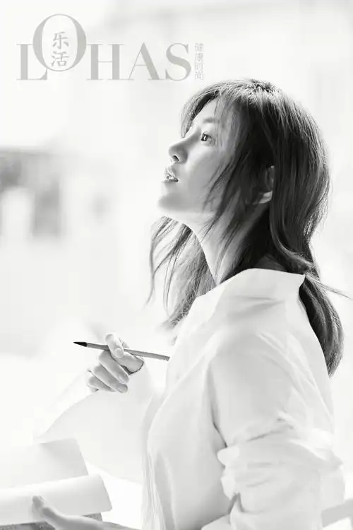 陈妍希清新自然登杂志封面 慵懒诠释幸福定义