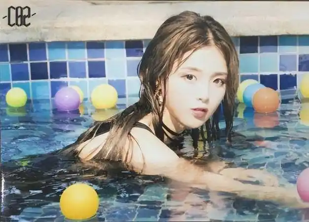 杨超越早期泳照曝光太野了当她下水的那一刻心动了