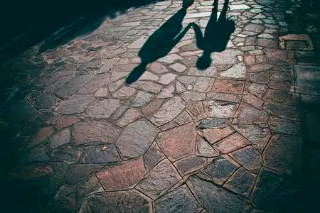 城市里两个人手拉手的剪影.照片