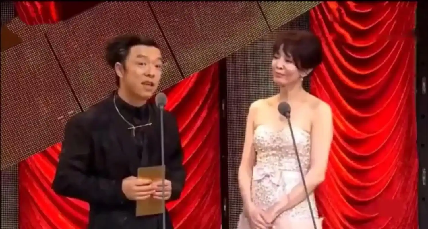 黄渤的情商有多高?看看他是如何巧妙应对郑裕玲的刁难就知道了