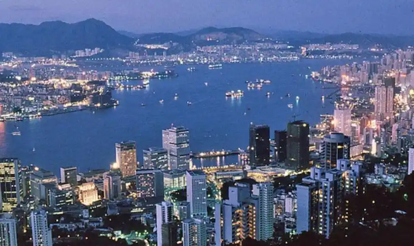 老照片:80年代的繁华香港,港口停满私人游艇,到处是摩天大厦|摩天大厦