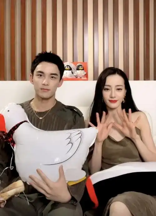 热巴吴磊直播,cp感不及司藤组合,90花的生图状态却有点撩