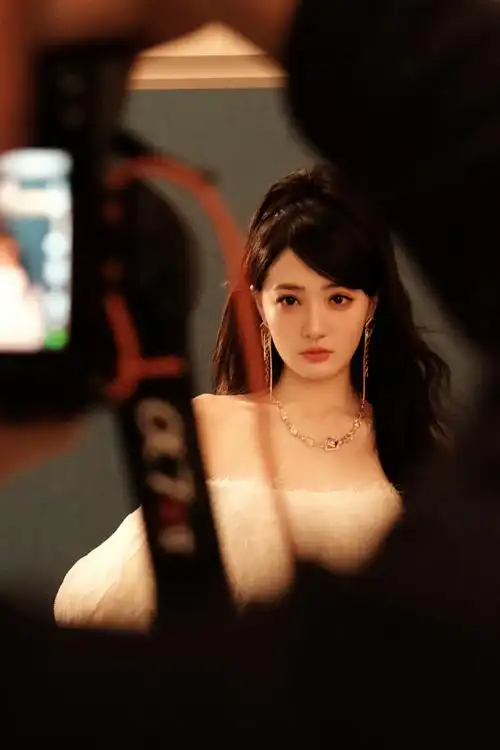 徐璐超话#徐璐心灵之旅梦幻大片##徐璐复古名伶发型#像飞鸟在自然中