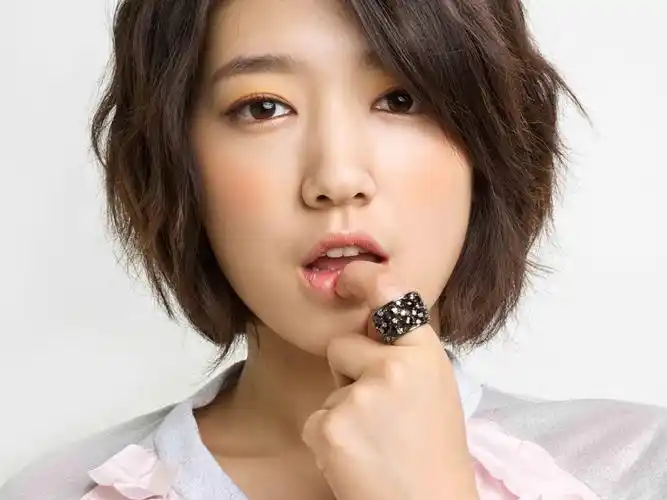 短发美女朴信惠