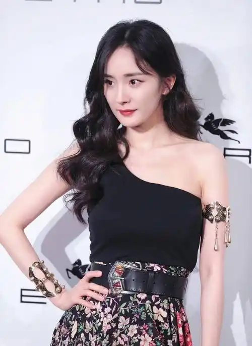 因一家三口都姓杨,女儿直接称为杨幂.