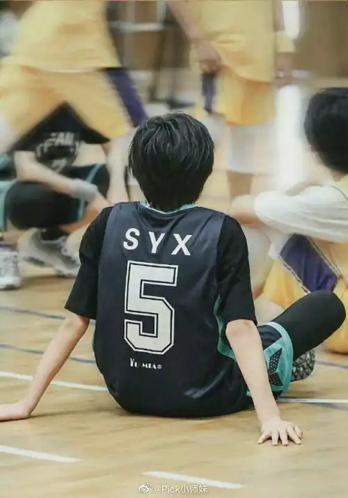 会有人不想拥抱这个背影? 我不信|宋亚轩_新浪新闻