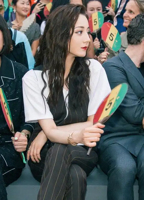 电头发图片(锁骨发早过时了) - 赤虎壹号