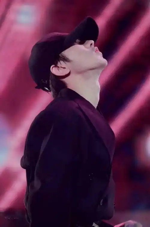 奔跑吧蔡徐坤#要命的喉结@蔡徐坤#蔡徐坤白衬衫外套