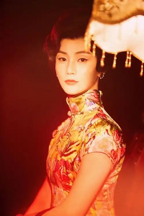 孙坚才是真女装大佬,模仿张曼玉旗袍造型,曲线惊艳让女人都自卑