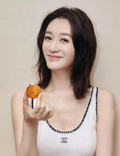 肤白貌美的李小冉优雅的身姿美艳动人