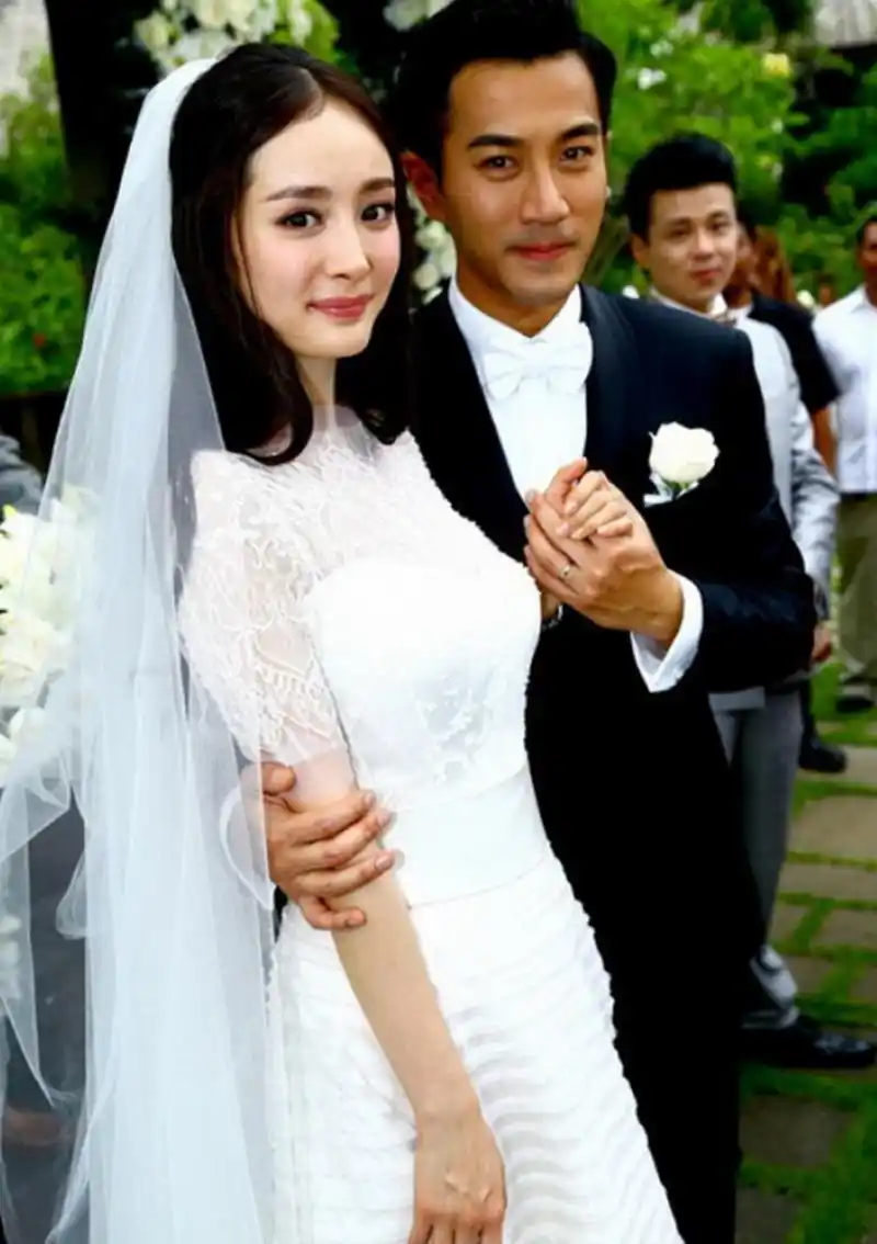 杨幂在电视剧中的婚纱造型,比自己结婚时的造型好看多了,当年那造型真