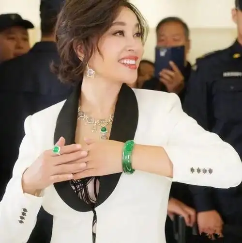 女明星示范戴翡翠的正确姿势,优雅更高贵