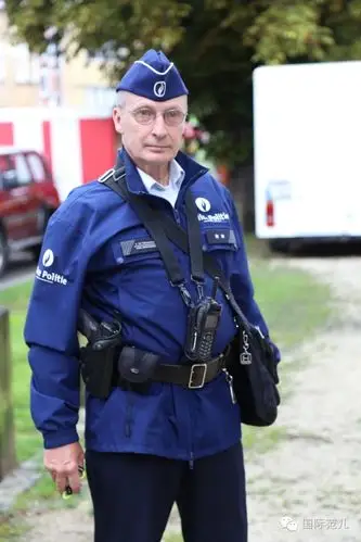 比利时布鲁塞尔沃吕维区片儿警特尔旺涅退休了