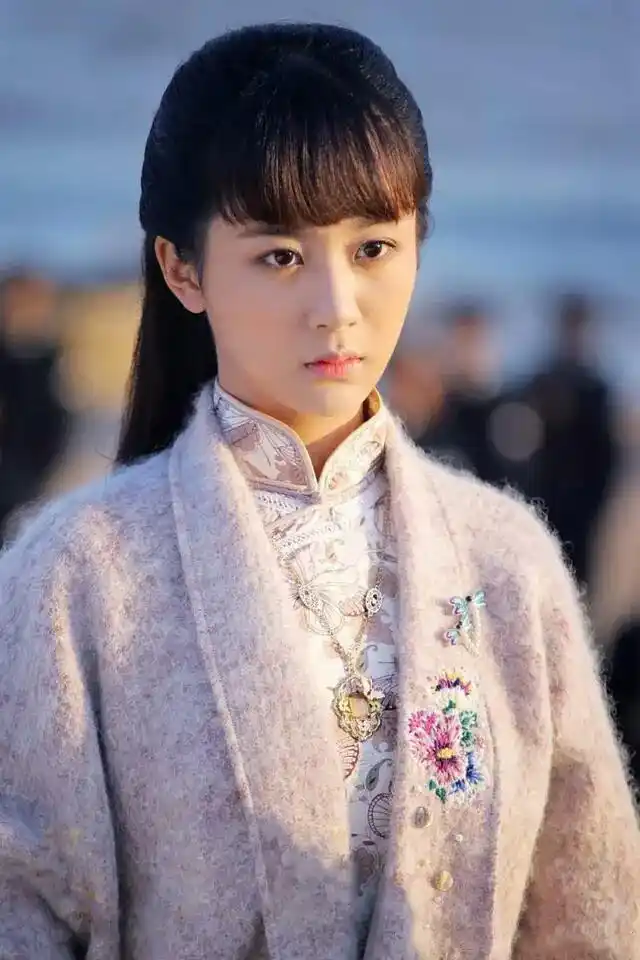 19岁欧阳娜娜旗袍造型遭吐槽,其实不少女明星穿旗袍也不好看