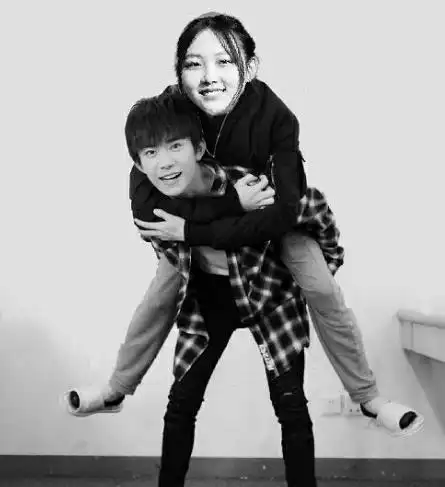 易烊千玺谈过的女朋友,看到最后一张时,千纸鹤:那女的,手放开