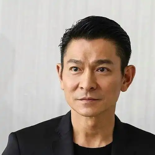 在《流浪地球》中,刘德华饰演一位父亲,不够帅也不够酷,甚至还有点