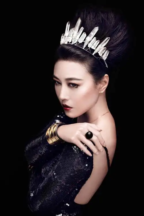 周海媚曝黑色系视觉写真 气质优雅"女王范"十足