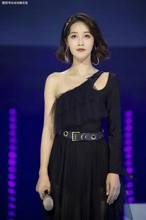 蓝盈莹分享沉浸式听海大片!白色风衣淡雅唯美,短发清冷显气质