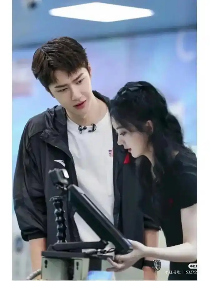 赵丽颖 王一博,喜欢一个人的眼神是不由自主的看向着她,这深 - 抖音