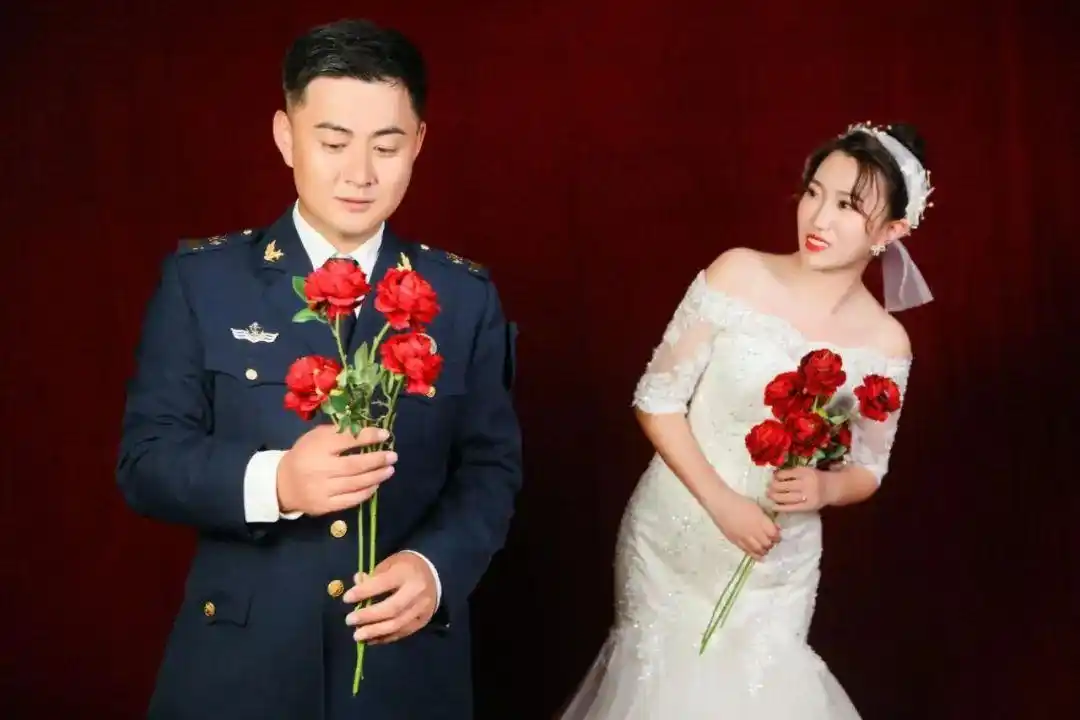 但我心里明白,我们能够如此迅速,顺利办完结婚手续,正是因为他是军人