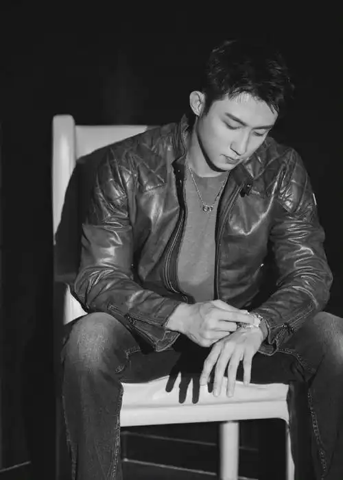 轮到黄景瑜美拉德穿搭了##黄景瑜轻熟风好帅