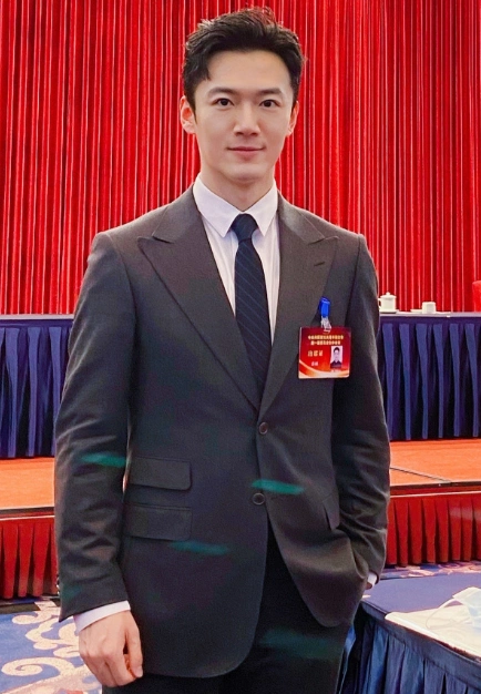 解密央视春晚新主持人张韬,高颜值神似黄晓明,他会是新的央视收视密码