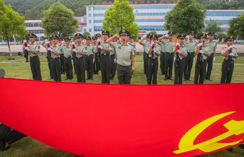 图为2021年8月25日,武警官兵向党旗庄严宣誓.