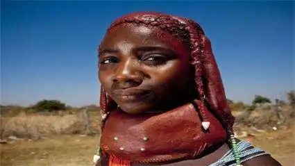 世界上最"脏"的女人,不洗澡一辈子都不穿外衣,还把牛粪涂头上