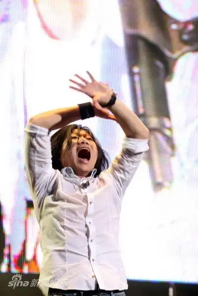 图文五月天香港演唱会贝斯手玛莎表情夸张