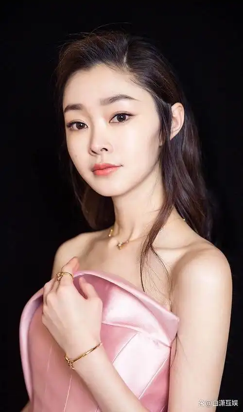 33岁宋轶,当之无愧是娱乐圈耀眼的瑰宝,美到不敢直视!