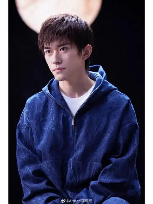 烊千玺身着armani#2023春夏系列,牛仔纹路自然流露生机,廓形连帽外套