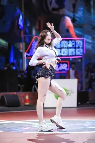 蔡徐坤女友曝光戴情侣耳钉晒同款自拍女方是创造101选手