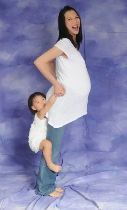 46岁蔡少芬怀三胎张晋一再确认是不是自己的公布方式好幽默