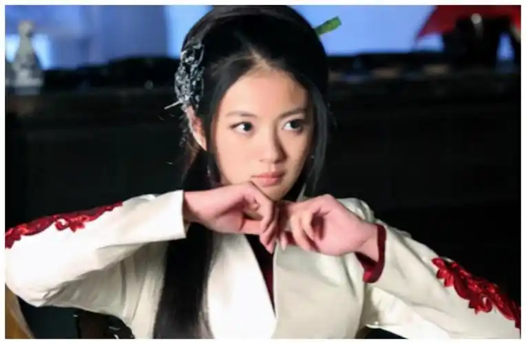 中安以轩饰演的女主角,而她的演技也是很优秀的,虽然她在剧中的古装