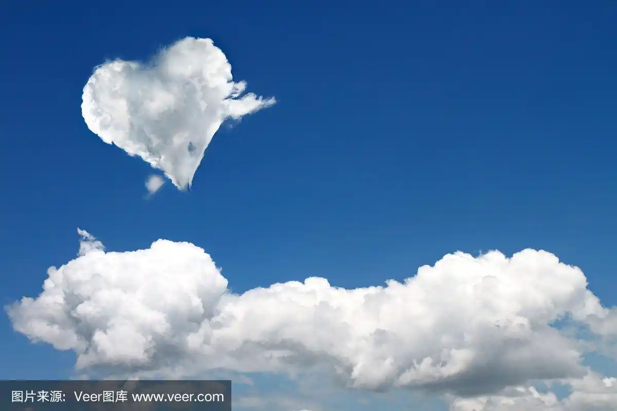 心形的云在天空中