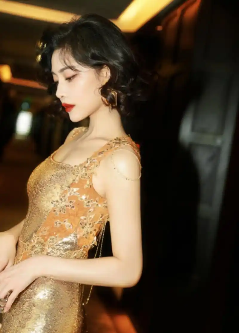 红唇加上金色露背礼服,许佳琪这样的氛围感美人儿,满足了很多宅男的