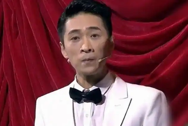 王宁艾伦小品皇家赌场笨特工会装傻子