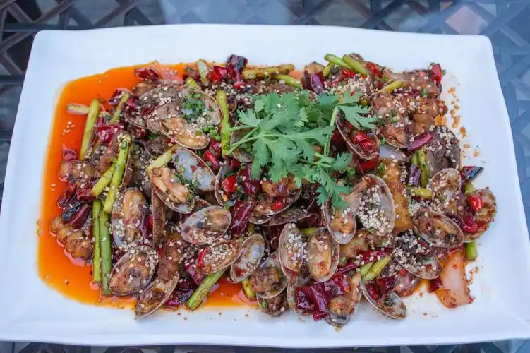 大排档的菜品非常入味很适合喝酒聊天不怕辣的可以试试用麻辣汤汁泡饭