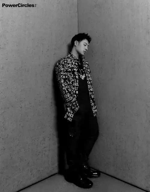 简介:潘玮柏红与黑造型写真图片,分享一组潘玮柏图片给大家,图中的